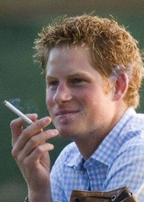 Duke of Sussex smokes no more (thanks to Meghan) Harry And Megan Markle, Prince Harry Of Wales, Royal Family Portrait, Diana Williams, Prince Harry Photos, Prins Harry, Principe William, Prince Harry And Megan, Prinz Harry