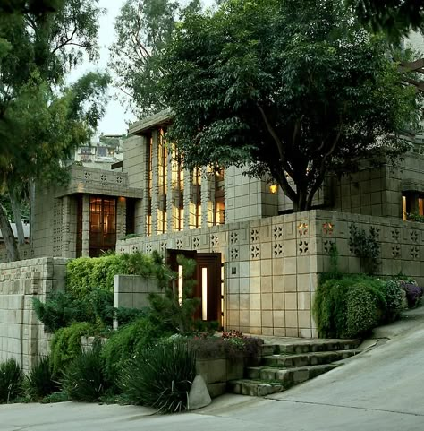 John Storer House in Hollywood (CA). Frank Lloyd Wright Prairie Style Architecture, Residence Architecture, Lloyd Wright Architecture, Frank Lloyd Wright Buildings, Frank Lloyd Wright Architecture, Terrasse Design, Frank Lloyd Wright Design, Frank Lloyd Wright Homes, Modern Craftsman