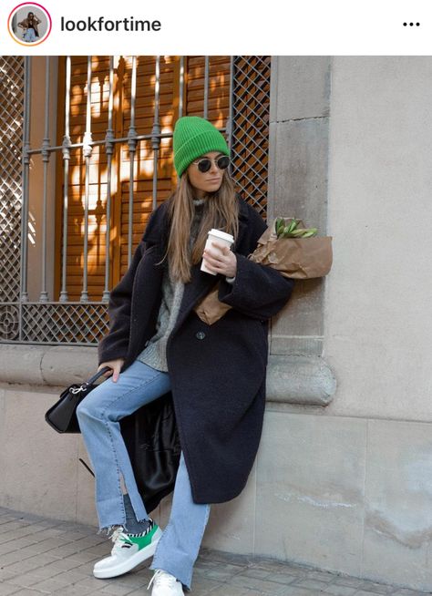 Colored Beanie Outfit, Lime Green Beanie Outfit, Green Beanie Outfit Aesthetic, Bright Beanie Outfit, Colorful Beanie Outfit, Green Beanie Outfit, Green Cap Outfit, Beanie Outfit Street Style, Beanie Street Style