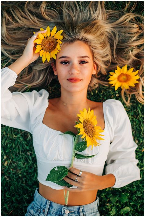 Sunflower Field Photography, Sunflower Field Pictures, Field Senior Pictures, Senior Year Pictures, Cute Senior Pictures, Creative Senior Pictures, Senior Photoshoot Poses, Summer Senior Pictures, Senior Portraits Girl