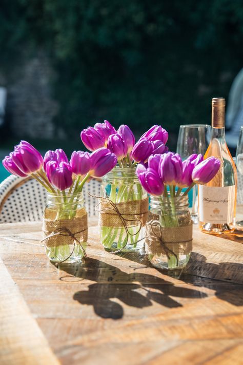 A super simple DIY for Easter brunch this weekend - tulip mason jars wrapped with twine: http://frontroe.co/2nydZSw Bridal Brunch Decorations, Easter Brunch Decorations, Bridal Brunch Food, Brunch Decorations, Brunch Table Setting, Tulip Centerpiece, Trendy Easter, Mason Jar Centerpiece, Brunch Decor