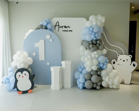 Winter arctic animals themed balloon decoration Winter Theme Cake Birthday, Winter Polar Bear Baby Shower Theme, Polar Bear 1st Birthday Party, Penguin Party Decorations, Polar Bear First Birthday Party, Penguin Birthday Theme, Penguin Baby Shower Theme, Polar Bear Party Ideas, January 1st Birthday Ideas Boy