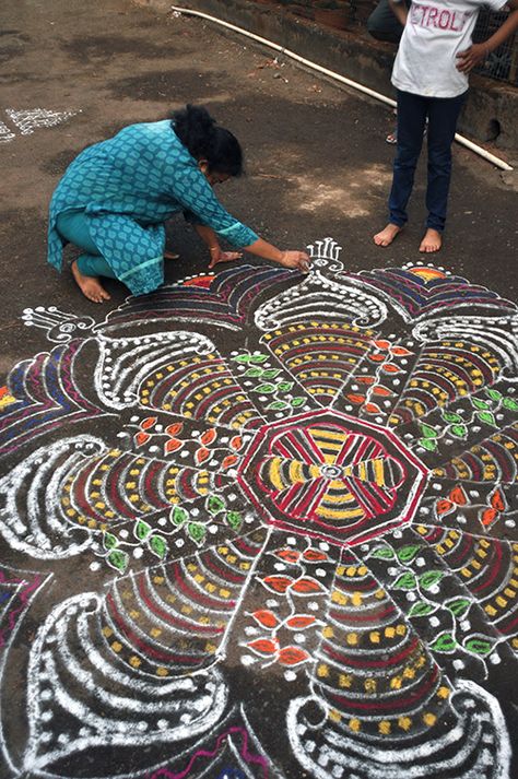 making a mandala in Southern India Lines And Shapes, Kolam Rangoli, Indian Patterns, Indian Painting, Kolam Designs, Grid Pattern, Maya Angelou, Chalk Art, South India