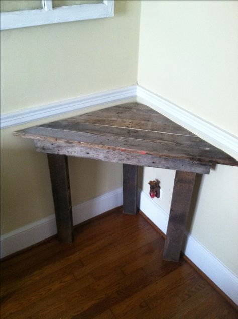 Easy corner desk out of pallet wood. Also would be a great corner bench seat for a small space. Diy Corner Desk, Pallet Furniture Ideas, Wooden Pallet Furniture, Wooden Pallet Projects, Pallet Furniture Bedroom, Corner Table, Web Images, Wood Pallet Projects, Diy Desk