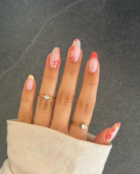 ALL the nails inspo you need this summer 🌸 Which one is your favourite? By @allnailss._ Trendy Short Nails, Spring Nail Polish Colors, Nail Shapes Squoval, Nail Spring, Flowers Nails, Spring Nail Polish, Minimalist Nail, Trendy Shades, Short Almond Nails