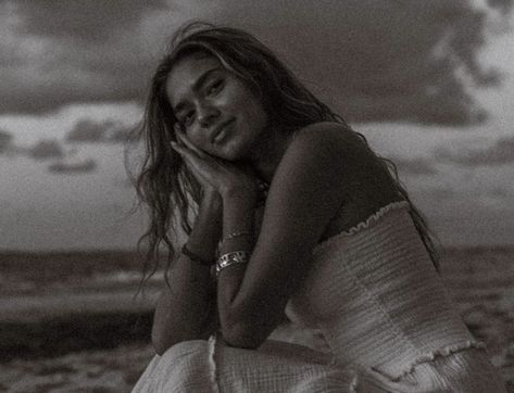 Beach Sunset Portrait Photography, Senior Picture Ideas Portrait, Film Photo Shoot Ideas, Editorial Mountain Photoshoot, Surf Senior Pictures, Senior Picture Ideas Black And White, Rainy Senior Pictures Photo Ideas, Nighttime Senior Pictures, Film Senior Pictures