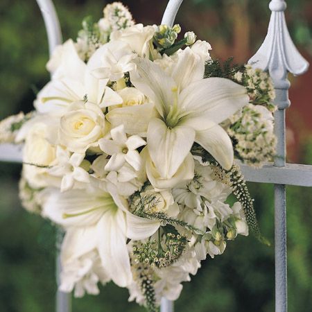 with star gazer lilies Popular Wedding Flowers, Casablanca Lilies, White Orchids Wedding, White Wedding Decorations, Lily Wedding, Stargazer Lily, Rose Arrangements, White Wedding Flowers, Platinum Wedding