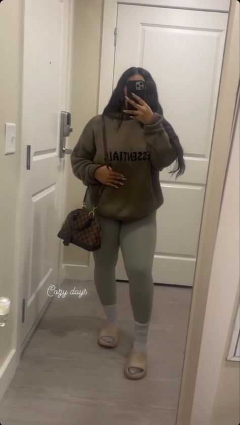 Yeezy Slides Fall Outfit, Baddie Cozy Outfits, Cute Bummy Outfit Winter, Ayeitsmaya Outfits, Kyanite Skims Outfit, Chill Girl Outfits, Bummy Outfits For School Lazy Days, Black Leggings Outfit Baddie, Outfits With Grey Leggings