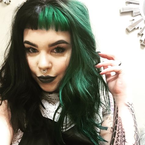 Split haircolor, black and emerald green, grunge waves. Emerald Split Dye, Half Black Half Dark Green Hair, Black Green Split Dye, Green Grunge Nails, Olive Green Hair, Green And Black Hair, Beard Wig, Black And Green Hair, Ginger Hair Dyed