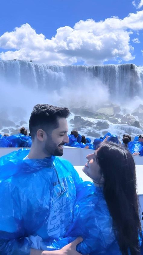 #AyezaKhan and #DanishTaimoor enjoying at Niagra Falls Canada with their kids ❤ Niagara Falls Couple Pictures, Niagara Falls Picture Ideas Canada, Niagara Falls Outfit, Niagara Falls Pictures, Fall Couple Pictures, Niagara Falls Canada, Mom Bod, Canada Photos, Photography Poses Family