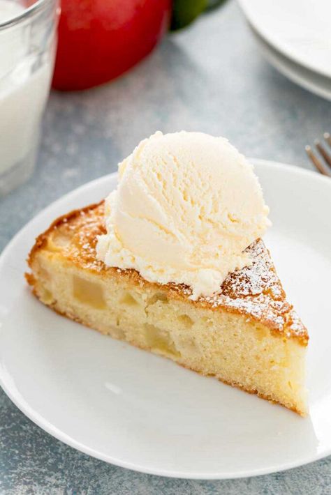 French Apple Cake - Lemon Blossoms Easy Apple Desserts, Apple Dessert Recipes Easy, Apple Crisp Cheesecake, Easy Cakes To Make, Salted Caramel Apple Pie, French Apple Cake, Apple Desserts Easy, Caramel Apple Dip, Cakes To Make