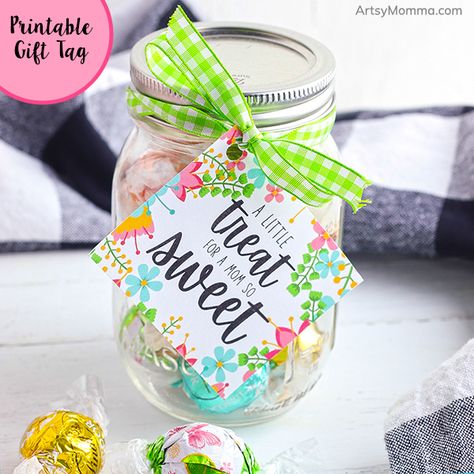 Here's a simple gift idea for Mother's Day - a jar filled with Mom's favorite candy treats with a printable gift tag with a sweet saying. Candy Mother’s Day Gifts, Donut Gift Tag, Mason Jar Candy, Mommy Diy, Jam Gift, Idea For Mother's Day, Jar Tags, Candy Treats, Gift Jar