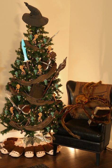 This Lord of the Rings themed Christmas Tree looks so cozy! Guess that's why Shelob decided to curl up with a good book. Geeky Christmas Tree, Hobbit Christmas Tree, Lotr Christmas Tree, Lord Of The Rings Christmas Tree, Lord Of The Rings Christmas, Hobbit Christmas, Lotr Christmas, Lotr Decor, Lord Of The Rings Tree