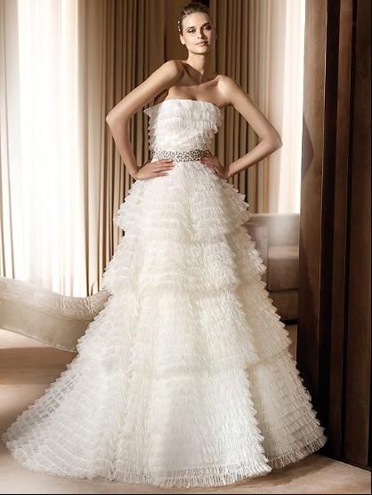 100% bubble wrap wedding dress PD Dresses Made From Recycled Materials, Bubble Costume, Wedding Dress Diy, Wrap Wedding Dress, Prom Dress 2012, 2012 Wedding, Recycled Dress, Princess Bridal Gown, Pronovias Wedding Dress