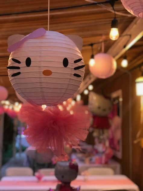 Paper Lanterns Decorations Ideas, Hello Kitty Birthday Decorations Diy, Diy Hello Kitty Decor, Sanrio Birthday Party Ideas Decoration, Hello Kitty Party Ideas Decoration Diy, Hello Kitty Lantern Diy, Hello Kitty Party Diy, Hello Kitty Bday Party Ideas, Hello Kitty 15 Birthday