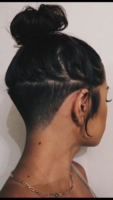 Nape Undercut Curly Hair, Best Undercut Hairstyles, Undercut Hair Designs, Undercut Hairstyles Women, Undercut Designs, Undercut Long Hair, Undercut Styles, Shaved Hair Designs, Nape Undercut