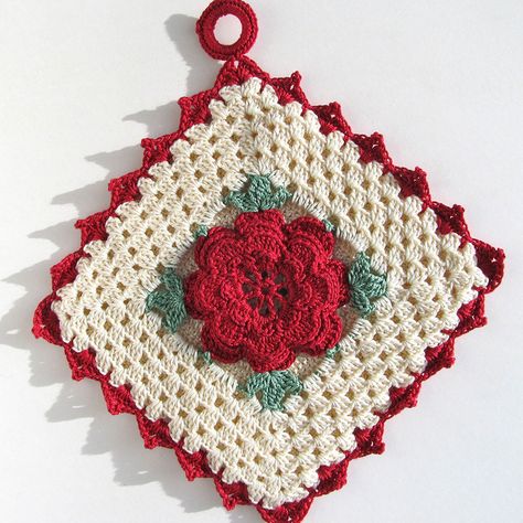 Rose potholder by Signed With an Owl, via Flickr.  Link to free pattern. Crocheted Potholders, Kitchen Sewing, Vintage Potholders, Crochet Pot Holders Free Pattern, Retro Crochet, Zig Zag Crochet, Crochet Potholder, Crochet Potholder Patterns, Crochet Pot