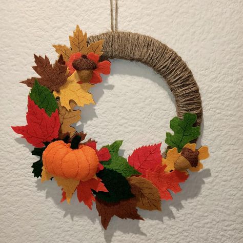 Easy Fall Wreaths To Make, Autumn Home Decor Ideas Diy, Felt Autumn Wreath, Felt Wreath Ideas, Handmade Autumn Decorations, Felt Fall Crafts, Autumn Wreaths Diy, Felt Wreath Diy, Felt Leaves Diy