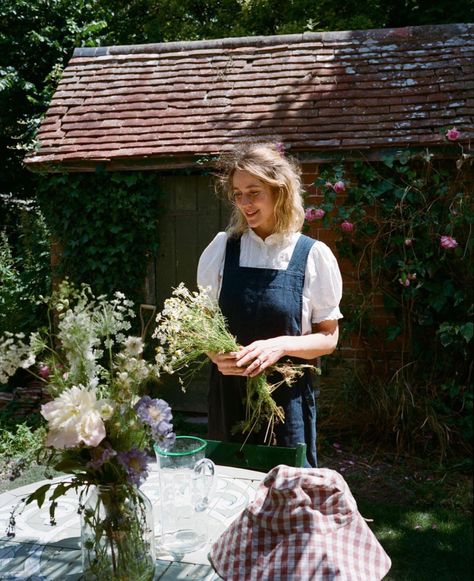 In Her Garden, Farm Lifestyle, Spring Inspo, Gardening Outfit, Artist Outfit, Post Instagram, Appreciation Post, Inspiration Wall, Agra