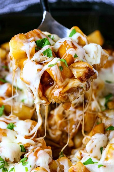 This Disco Fries Casserole has layers of potatoes, mozzarella cheese and brown gravy - just like the diner favorite! #casserolerecipes #potatoes #sidedishes Fries Casserole, Iftar Special, Disco Fries, Vegeterian Dishes, Homemade Brown Gravy, Ground Beef Potatoes, Gravy Fries, Potato Side Dishes Easy, Loaded Potatoes