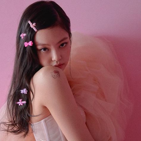 Jennie Pink, Beauty Makeup Tips, Blackpink Photos, Luxury Beauty, Blackpink Jennie, Behind Ear Tattoo, Instagram Update, بلاك بينك, Long Hair