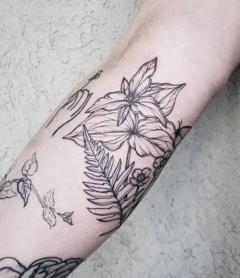 Trillium and buttercup gap filler, thanks Elle! 🌱 I'm obsessed w Trillium, next to Foxglove it's my fave pnw flower. What're some of your… Trillium Tattoo, Ferns And Flowers, Oregon Tattoo, Body Mods, Flower Drawing, Geometric Tattoo, Tatting, Body Art, Gap