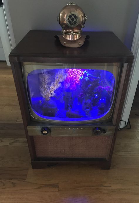 Vintage Tv Aquarium, Old Tv Fish Tank, Old Tv Aquarium, Tv Fish Tank, Tv Aquarium, Spongebob Fish Tank, Spongebob Tv, Fake Aquarium, Small Aquarium