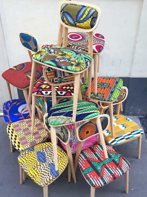 Le bon mix ! Des chaises rétro rhabillées avec du tissus wax africain. African Inspired Decor, African Interior, African Home Decor, African Decor, African Textiles, Colorful Chairs, Funky Furniture, Chaise Design, Wax Print