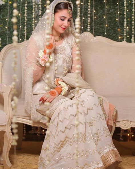 Hina Altaf made a picture perfect nikah bride as she opted for a custom-made outfit by @afsheenmehboob - something simple and chic yet traditional. 🥰 . . #bridalspk #bridalspkblog #bridalspkpicks #bridalspkphotos #bridalspkmakeup #bridalspkbrides #bridalspkcouples #bridalspkinsta #bridalspktrends #aaghaali #hinaaltaf #celebritymarriage #reeltoreal #pakistanicelebrities #celebritynews #traditionalattire #traditionalbrides #desibrides #desiwedding #pakistanibridalwear #pakistaniphotographers #hap Agha Ali, New Bridal Dresses, Hina Altaf, Bridal Mehndi Dresses, Pakistani Women, Nikah Dress, Red Bridal Dress, Pakistani Formal Dresses, Desi Wedding Dresses