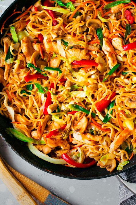 As Receitas De Yakisoba são bem presentes nas refeições das pessoas e com essas opções perfeitas, você se tornará profissional nesse preparo. Acesse já, você vai se apaixonar. Já é a hora de mostrar que conquistou a arte da cozinha, não interessa os ingredientes e nem o evento. Impressione com a beleza dessas receitas. Você receberá qualquer pessoa ou fará a alegria de sua família seguindo essas receitas explicadinhas que criamos para sua alegria. Yakisoba Recipe, Chicken Yakisoba, Yakisoba Noodles, Japanese Noodle Dish, Yaki Soba, Matchstick Carrots, Chicken Lo Mein, Stir Fry Dishes, Button Mushrooms