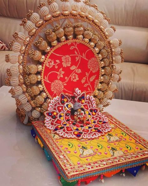 Ladu Gopal Jhula Decoration, Rukhwat Ideas, Krishna Accessories, Diwali Theme, Engagement Tray, Toran Design, Baby Photo Collages, Puja Thali, Mandir Decoration