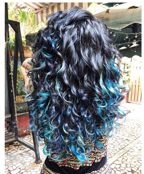 Blue Hair Streaks, Bridal Makeup Red Lips, Dyed Curly Hair, Blue Ombre Hair, Highlights Curly Hair, Hair Color Streaks, Hair Streaks, Blue Streaks, Hair Dye Colors