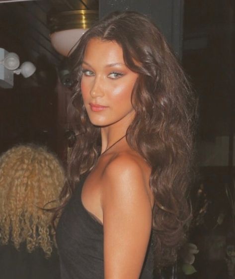 Gorgeous colour of hair Bella Hadid Brown Hair, Bella Hadid Curly Hair, Wavy Brown Hair, Brown Hair Inspo, Wavy Haircuts, Copper Hair, Haircut Ideas, Insta Photo, Insta Photo Ideas