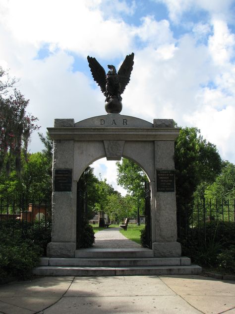 Colonial Park Cemetery | Daughters of the American Revolution Daughters Of The American Revolution, Historic Places, Historical Sites, Cemetery, Savannah, Savannah Chat, Arch