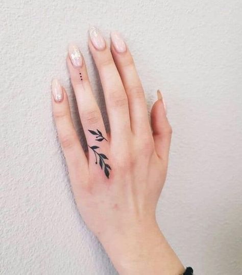 Finger Tattoo Ideas, Cute Finger Tattoos, Small Finger Tattoos, Tattoos Infinity, Tato Henna, Finger Tattoo For Women, Hand Tattoos For Girls, Hand And Finger Tattoos, Finger Tattoo Designs