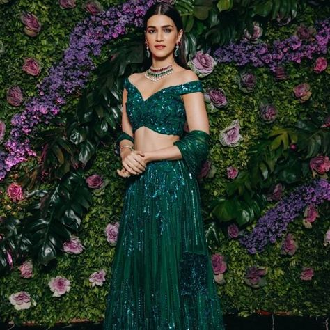 Green Lehenga Designs, Dark Green Lehenga, Lehenga Pattern, Indian Outfits Lehenga, Lehnga Dress, Green Lehenga, Kriti Sanon, Indian Lehenga, Indian Bridal Outfits