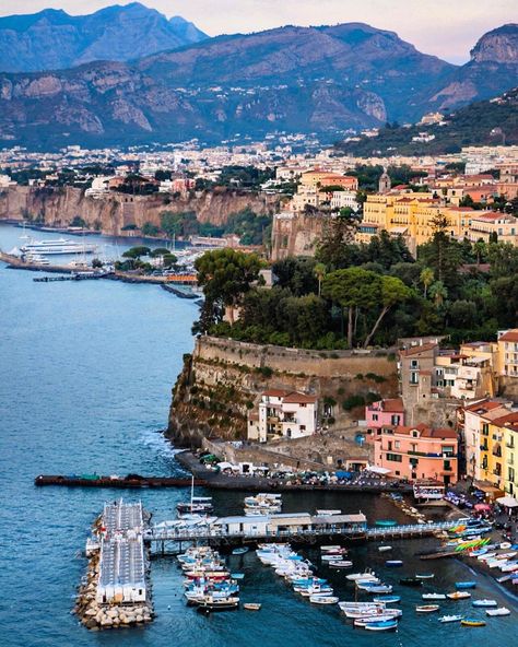 Sorrento - Napoli Sorrento Italia, Sorrento Wedding, Holidays In Italy, Architecture Italy, Vacation In Italy, Italy Photos, White Wedding Photography, Italy Pictures, Italy Landscape