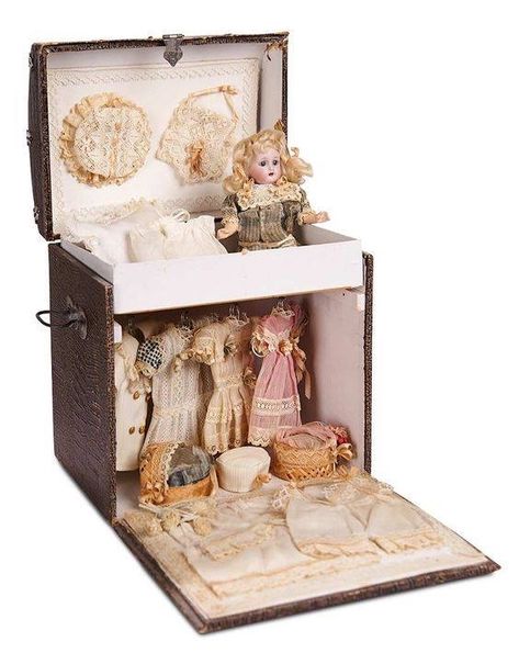 Porcelain Dolls Value, Pop Display, Victorian Dolls, Doll Display, French Dolls, German Dolls, Tiny Dolls, Old Dolls, Bisque Doll