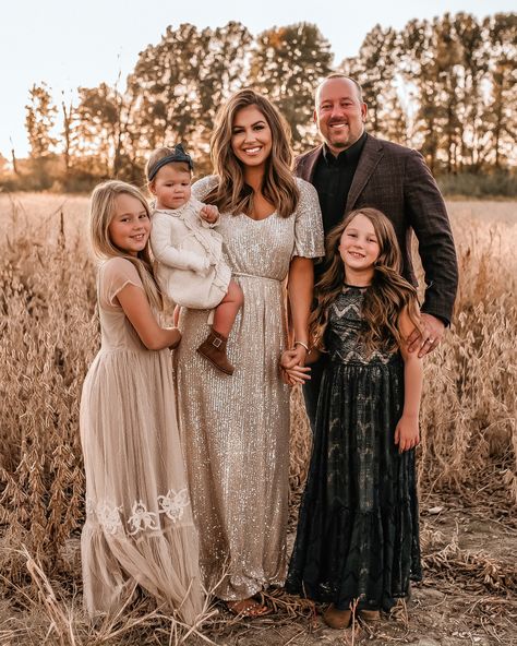 Hollie Woodward, Casual Mom Style, Winter Family Photos, Morning Lavender, Family Photoshoot Outfits, Fall Family Pictures, Family Holiday Photos, Winter Family, 12 November