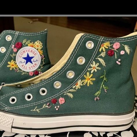 Green Embroidered Converse, Embroidered Chuck Taylors, Canvas Shoe Painting Ideas, Converse Embroidery Ideas, Embroidered Shoes Diy, Vans Verdes, Embroidery Sneakers, Converse Embroidery, Cute Converse Shoes