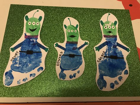 Toy Story Handprint Art, Toy Story Aliens, Toy Story Crafts, Toy Story Alien, Toddler Arts And Crafts, Baby Room Art, Footprint Art, Foot Print, Daycare Crafts