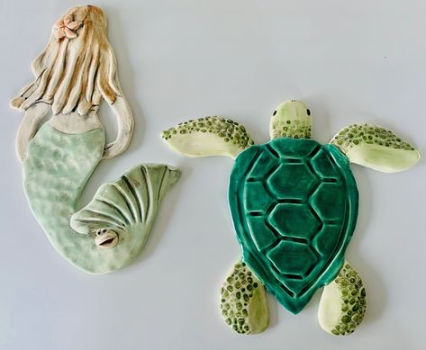 Hand-built ceramic mermaid and turtle Painted Ceramic Turtles, Sea Turtle Ceramics, Ceramic Ocean Animals, Mermaid Ceramics Ideas, Turtle Pottery Painting, Ceramics Turtle, Mermaid Pottery, Pottery Painting Ideas Easy, Ceramic Mermaid