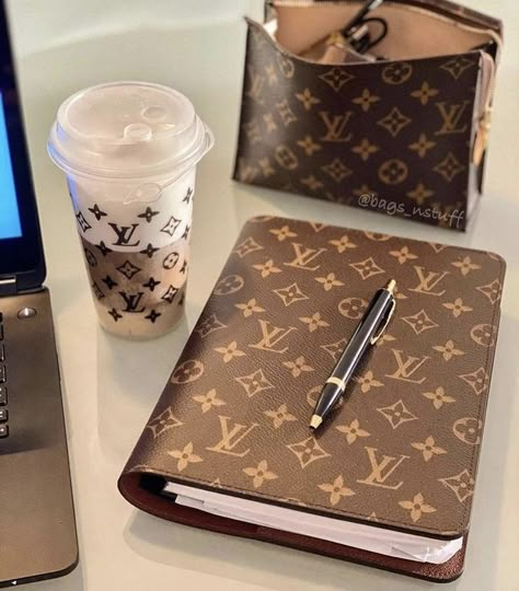 Louis Vuitton Planner, Lv Agenda, Estilo Kim Kardashian, Louis Vuitton Agenda, Chanel Backpack, Replica Designer Handbags, Chanel Purse, Life Vision, Planner Inspiration