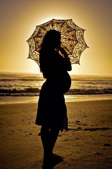 shadows and umbrellas Surrogacy Photos, Cute Pregnancy Photos, Maternity Silhouette, Maternity Photography Family, Umbrella Photo, Couple Pregnancy Photoshoot, Family Maternity Photos, Baby Shower Photography, Sunrise Photos