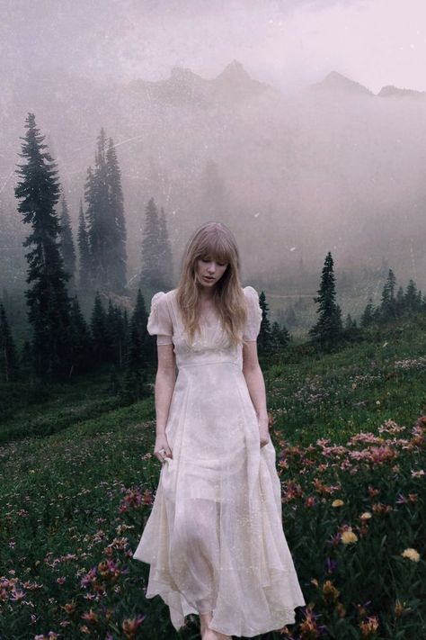 Taylor Swift Safe And Sound Photoshoot, Taylor Swift In Nature, Cottage Core Taylor Swift, Taylor Swift With Flowers, Safe And Sound Music Video, Taylor Swift Flower Wallpaper, Aesthetic Photos Of Taylor Swift, Taylor Swift Ethereal, Taylor Swift Flower Aesthetic