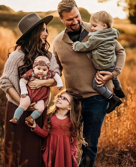 Fall Outfit Guide for Family Photos – Style & Select Fall Family Photoshoot Outfits, Fall Outfit For Women, Picture Color Schemes, Fall Style Trends, Fall Photoshoot Family, Fall Photo Outfits, Outfit Coordination, Fall Family Outfits, Family Photo Colors