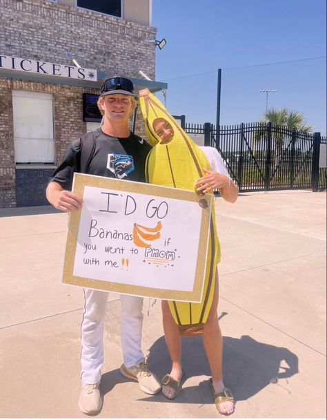 Ski Promposal, Tractor Promposal, Prom Proposal Funny, Noah Kahan Promposal, Western Promposal, Batman Promposal, Promposal For Boyfriend, Unique Promposal Ideas, Promposal Funny