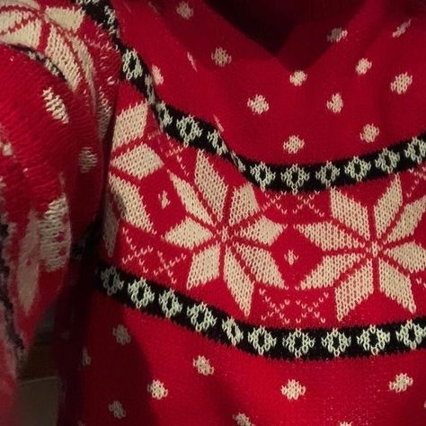 Christmas Jumper Aesthetic, Christmas Sweaters Aesthetic, Christmas Sweater Aesthetic, Sweaters Aesthetic, Dash Lily, Rich Christmas, Katie Bell, Tree Decoration Ideas, Hat Aesthetic