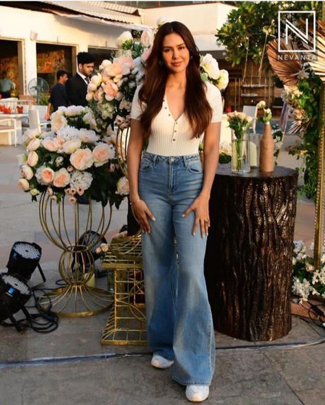 Sonam Bajwa Western Outfits, Sonam Bajwa Jeans, Tops For Bootcut Jeans, Sonam Bajwa Outfits, Sneha Core, Classy College Outfits, Sonam Bajwa, Mumbai Fashion, Celebrity Casual Outfits