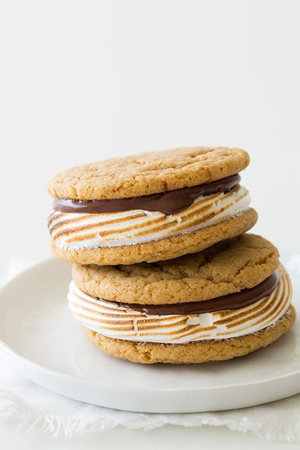 s'mores cookie sandwiches. Smores Cookie, Cookie Sandwich Recipes, Graham Cracker Cookies, Cookie Sandwich, Cookie Sandwiches, Marshmallow Frosting, Cracker Cookies, Smores Cookies, Fall Cookies